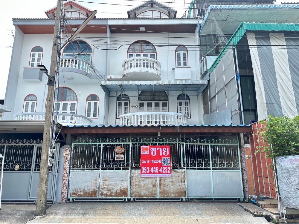 Selling very cheaply, 3-story townhouse, size 30 sq m, Soi Mahajakkraphat 9/4, in the heart of Chachoengsao. Chachoengsao Province Selling very cheaply, 3-story townhouse, size 30 sq m, Soi Mahajakkraphat 9/4, in the heart of Chachoengsao. Chachoengsao Province