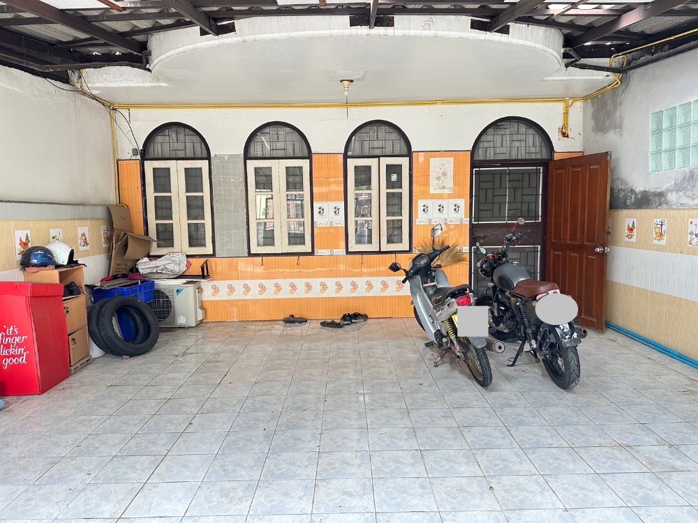 Selling very cheaply, 3-story townhouse, size 30 sq m, Soi Mahajakkraphat 9/4, in the heart of Chachoengsao. Chachoengsao Province – รูปที่ 2