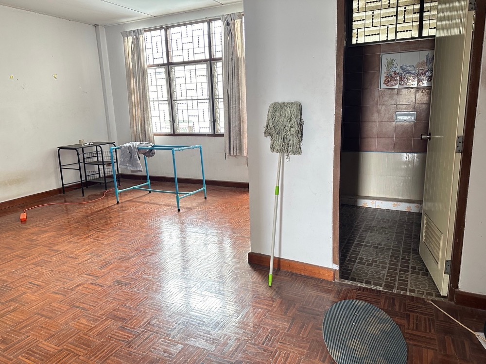 Selling very cheaply, 3-story townhouse, size 30 sq m, Soi Mahajakkraphat 9/4, in the heart of Chachoengsao. Chachoengsao Province – รูปที่ 4
