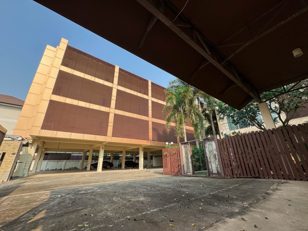 Urgent sale, large 3-story house and office building, swimming pool, area 540 sq m., Soi Sukhumvit 101 (Punnawithi 34). Urgent sale, large 3-story house and office building, swimming pool, area 540 sq m., Soi Sukhumvit 101 (Punnawithi 34).
