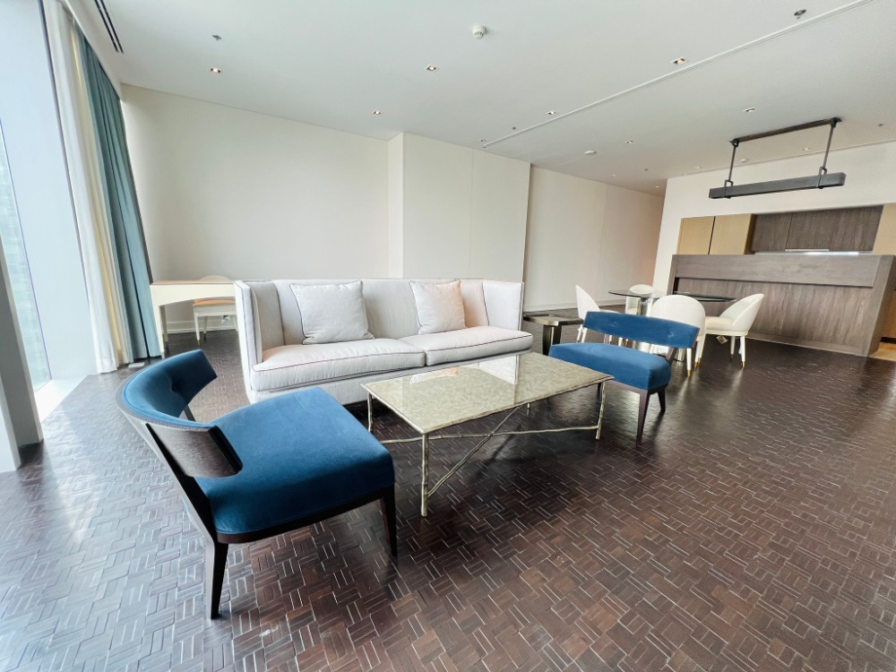 ● Rare Unit ● 25++ Floor 211.00 sq.m. | 3 Beds, Fully furnished |  near BTS Chong Nonsi 2 mins, King Power Mahanakhon 3 mins, Sathorn Square 4 mins
