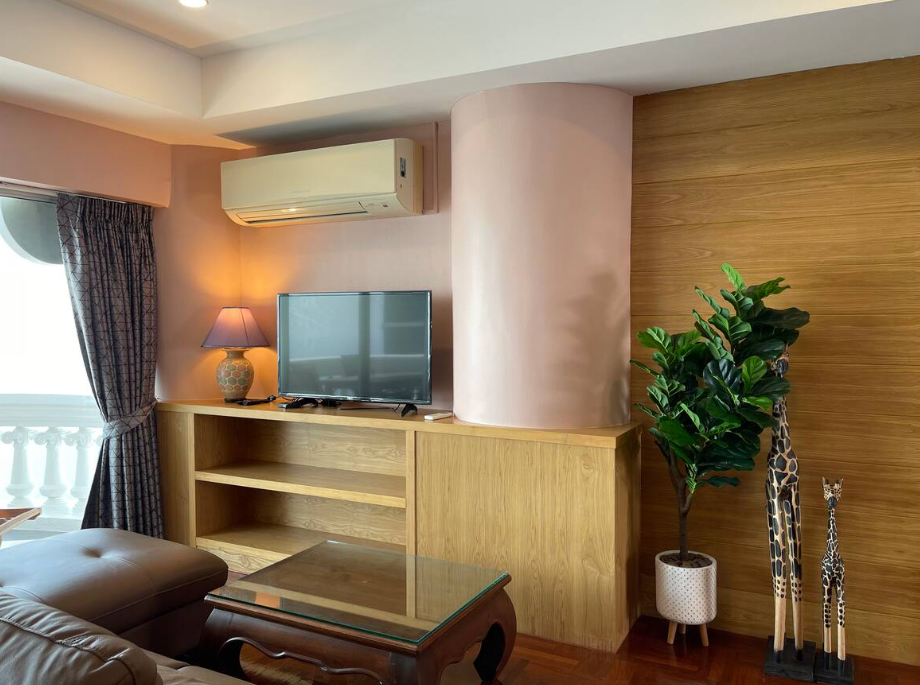 For rent monthly condominium Sky beach Wong Amat, next to the sea, 41st floor, very good view.