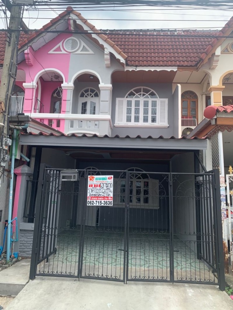 Cheap sale, 2-storey townhouse, 18 sq m, Sena Villa Village 4, Soi Phraya Suren 40, house has 3 bedrooms, 2 bathrooms.