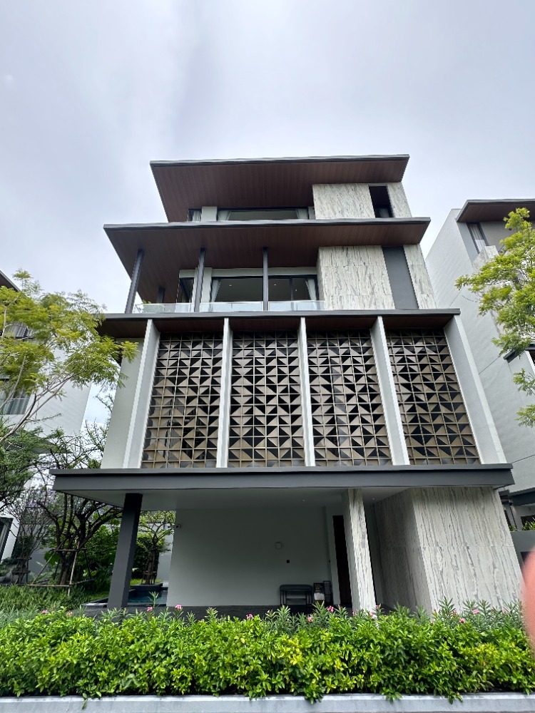 Luxurious penthouse detached house on Rama 9, near Thonglor, every house has a private swimming pool and elevator.