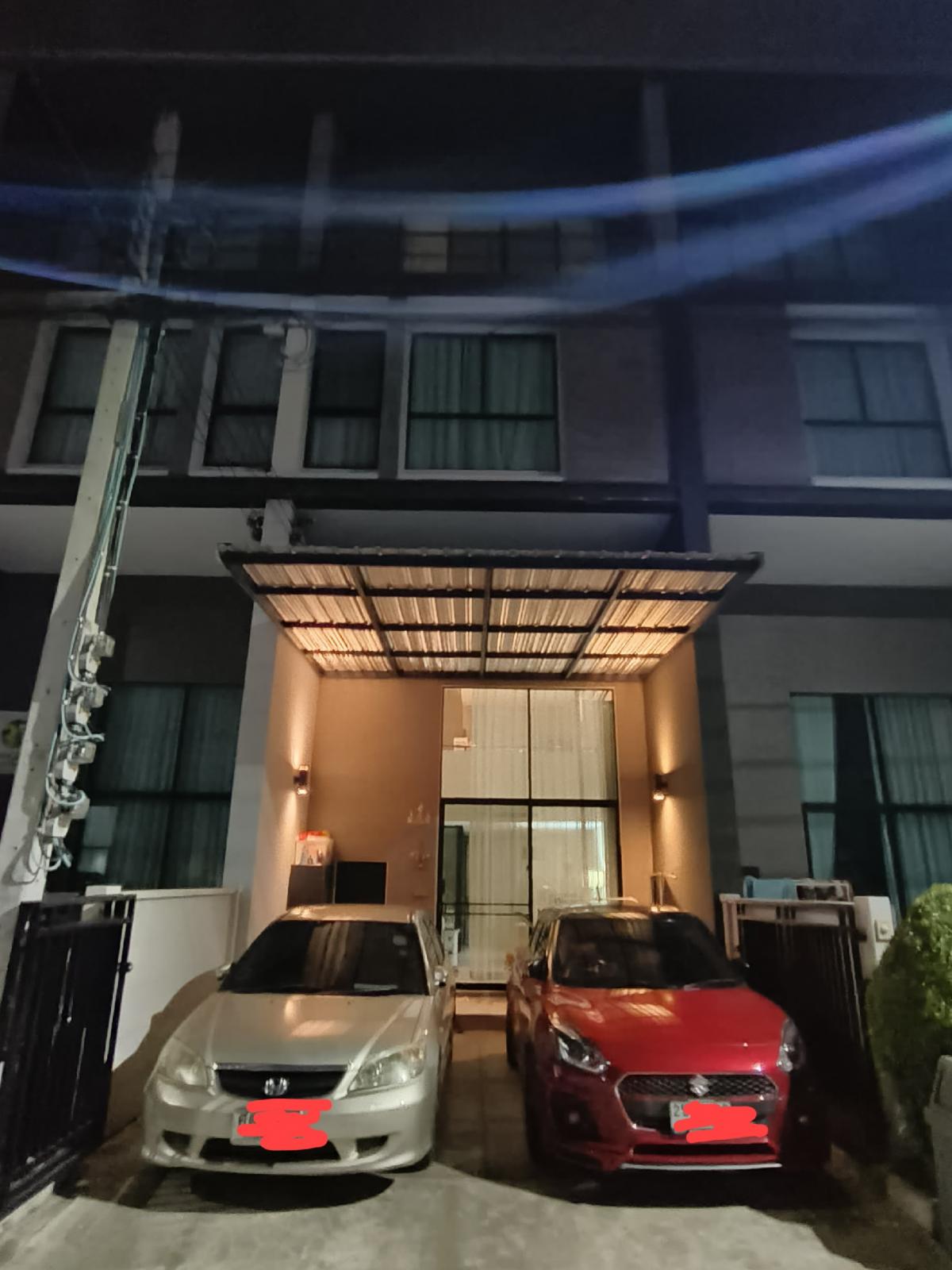Vibhavadi Rangsit Road House in the middle of the city
