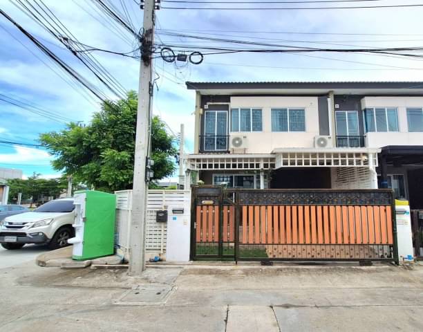 Baan Pruksa Theparak-Kingkaew 126, only 2.95 million baht, reduced from 3.2 million, corner house, garden view, 23.9 sq m., on the main road, suitable for opening a shop or living in yourself.