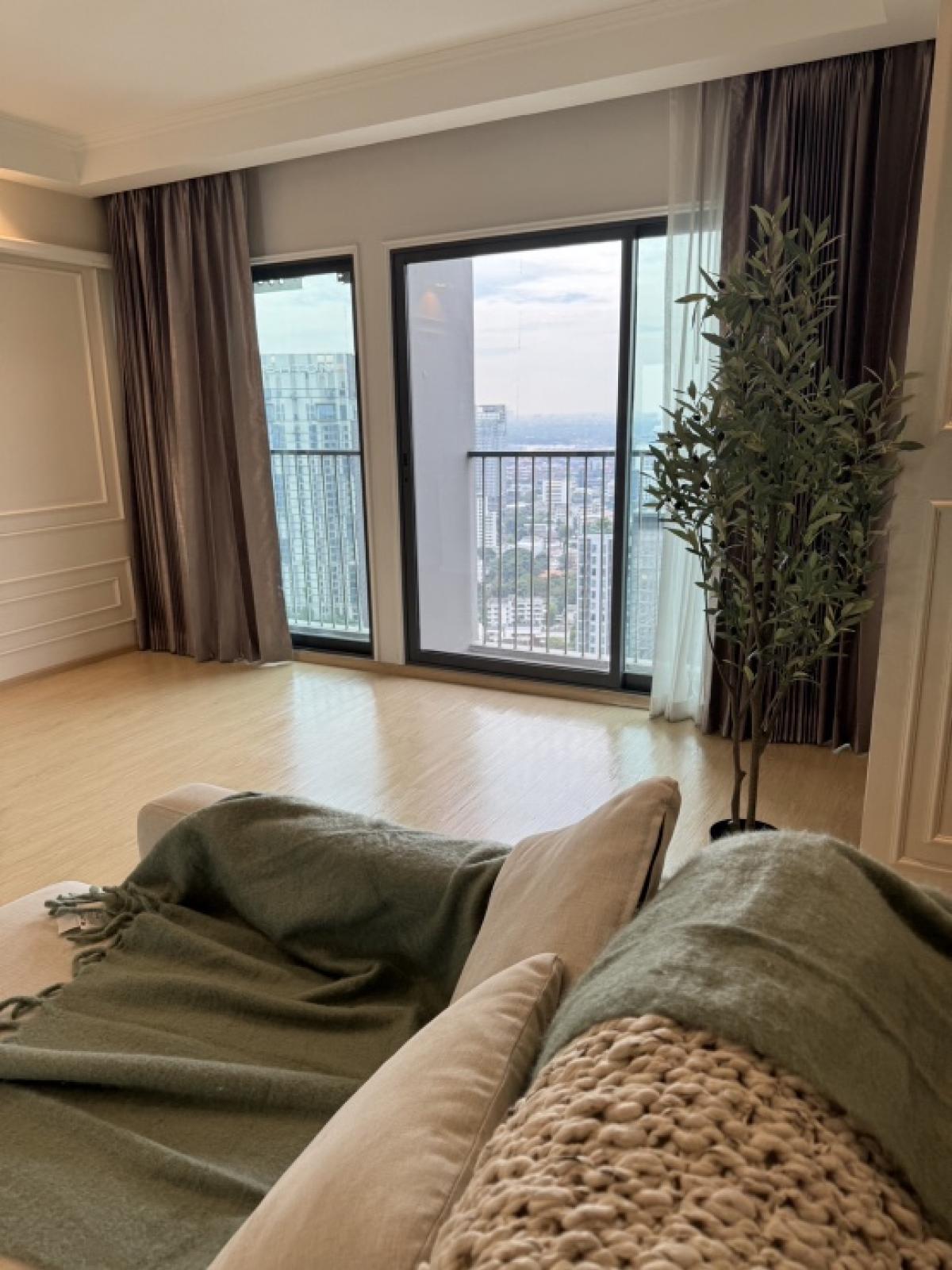📢👇Sell with tenant rental 120k til 25/8/26
Rare item! One of the most closest BTS, good location as surrounding with many popular restaurants and, coffee shops, supermarkets 📢👇Sell with tenant rental 120k til 25/8/26
Rare item! One of the most closest BTS, good location as surrounding with many popular restaurants and, coffee shops, supermarkets