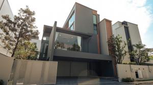 📢👇3 Storey house with lift in good compound and good security, nice decoration, walkable to Wellington International school, near Suvarnabhumi airport