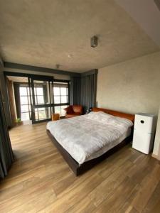 ● Good Deal ● Duplex 30+ Floor 145 sq.m. | 3 Bedrooms, 2 Bathrooms, Fully Furnished | Condo near MRT Phetchaburi 220 m., Srinakharinwirot University 650 m.