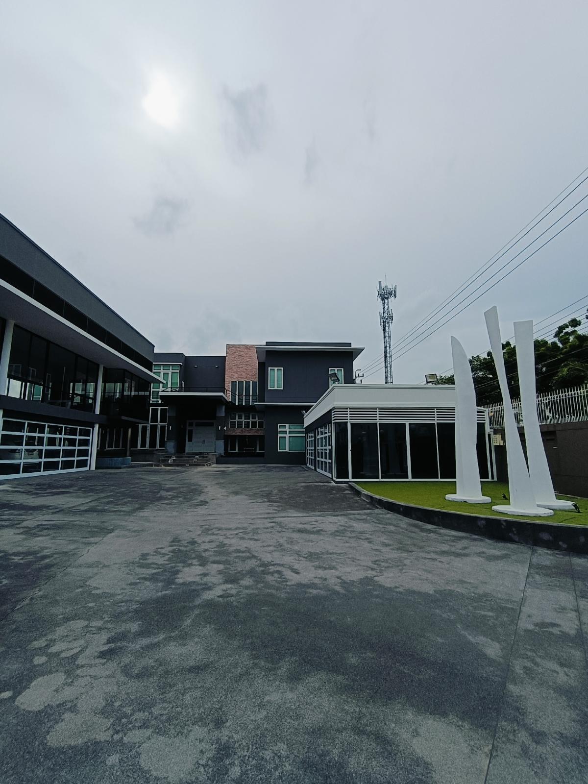 บ้านมัยลาภ ซอยมัยลาภ อาคารใหญ่ 2 หลังบนเนื้อที่ 669 ตร.ว. พื้นที่ใช้สอย 2,256 ตร.ม. บ้านมัยลาภ ซอยมัยลาภ อาคารใหญ่ 2 หลังบนเนื้อที่ 669 ตร.ว. พื้นที่ใช้สอย 2,256 ตร.ม.