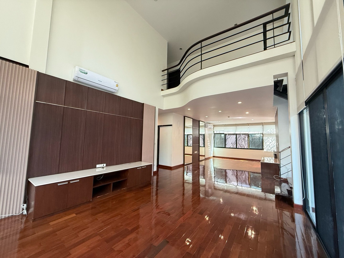 Ready to Move House in Sukhumvit 24 walkable from the Emporium and BTS with 229 sqw land size 