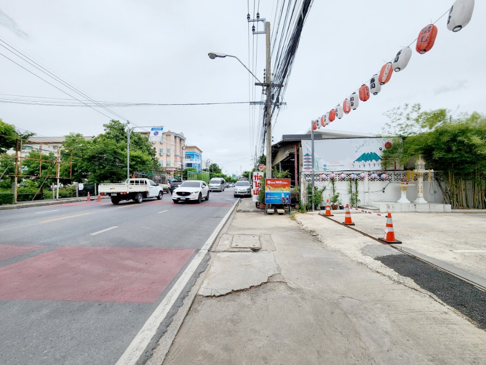 Land for rent Next to Sukonthasawat Road, Rong Mai intersection, 1 rai 92.3 sq m. With 3 houses. Land for rent Next to Sukonthasawat Road, Rong Mai intersection, 1 rai 92.3 sq m. With 3 houses.