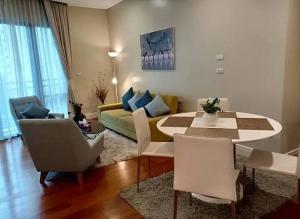 ♦ Pool View ♦ 05+ floor | 70.00 sq.m. 1 bed | near Emporium 2 mins, Benchasiri Park 3 mins, BTS Phrom Phong station 4 mins, EmQuartier 6 mins