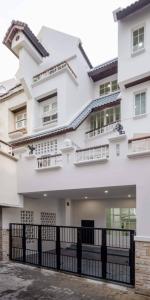 ❖ Ready to move​ in ❖ ทาวน์โฮม 4.5 ชั้น 25.50 ตร.ว. | 6 ห้องนอน 2 ที่จอดรถ | ใกล้ โรงเรียนบีคอนเฮาส์ 1 นาที, MRT สถานีลาดพร้าว 5 นาที, มหาวิทยาลัยเซ็นจอห์น 8 นาที