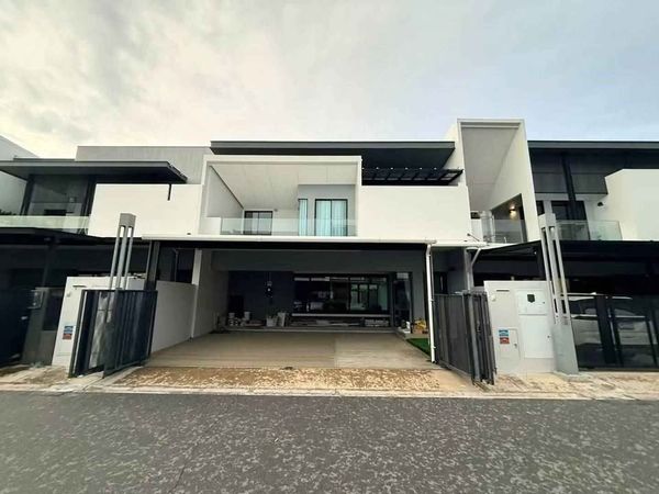 House for rent Vive Bangna Km 7 Elegantly decorated, air conditioned, fully furnished. There are 3 bedrooms, 4 bathrooms, 1 maid. Monthly rental price 99,000 baht