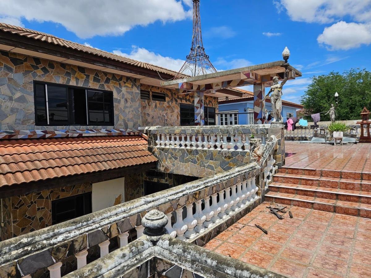 2-storey detached house for sale, Siwarat 1 (corner), 90 sq m, usable area approximately 450 sq m. There is an extension to increase the size of the usable area, only 900 meters from Central-Mahachai, Samut Sakhon Province.