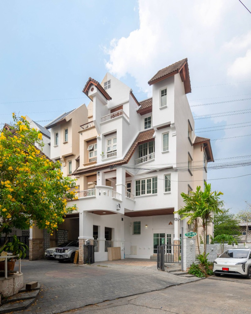 เช่า Luxury pool villa townhome พร้อมอยู่แถวจตุจักร ใกล้ MRT /BTS จตุจักร, กรุงเทพ