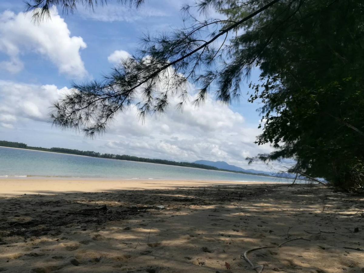 Land for sale, closed off from outsiders at all times, with a freshwater lake, private beachfront, Takua Pa District, Phang Nga Province, only 20 km from Khao Lak.