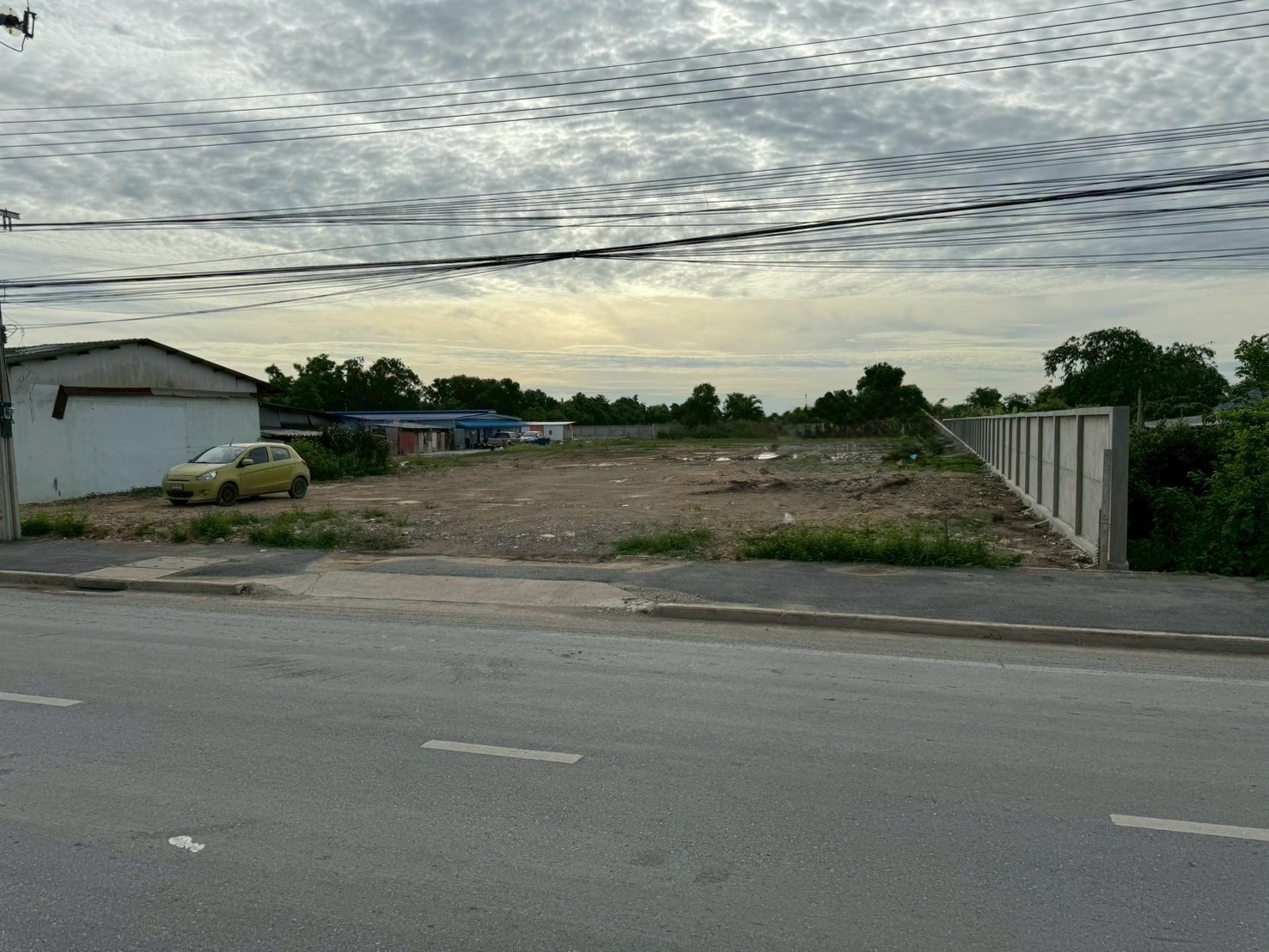 Land for Rent 1rai #Rama9 soi62 near Airportlink Huamak suit for #worker camp or  #cement plan please call K.Tik 096-936-4595