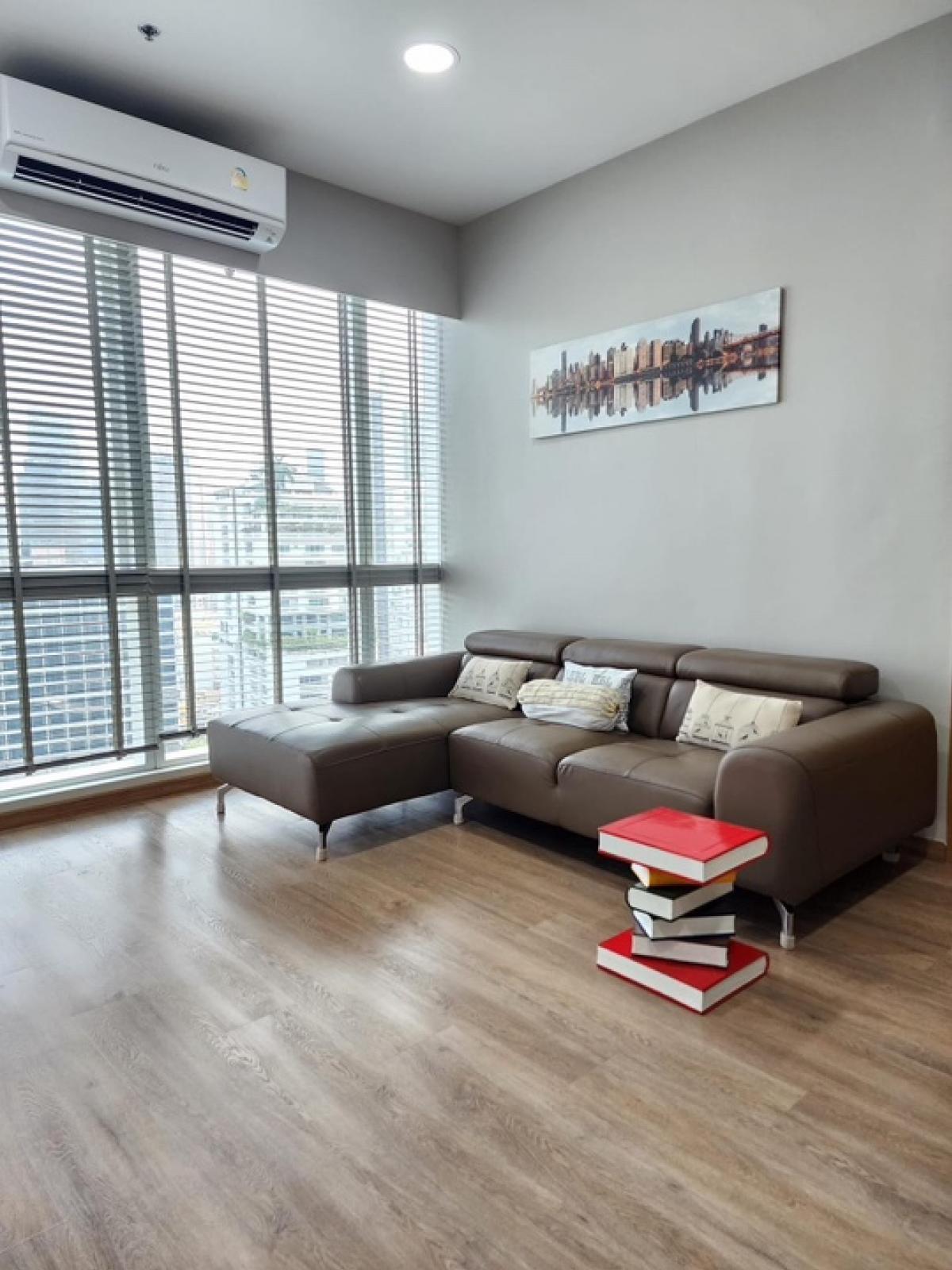 📢👇 Just 100% fully Renovated: new flooring, new lighting, new wallpaper , new furniture, new kitchen, new A/C