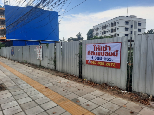 Land for rent on Udomsuk main road Land for rent on Udomsuk main road