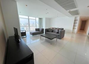♦ Nice view ♦ ชั้น 25+ 198.00 ตร.ม. | 3 ห้องนอน 4 ห้องน้ำ + ห้องแม่บ้าน | คอนโดใกล้ BTS เพลินจิต 2 นาที, เซ็นทรัล เอ็มบาสซี 5 นาที, เซ็นทรัลเวิลด์ 6 นาที
