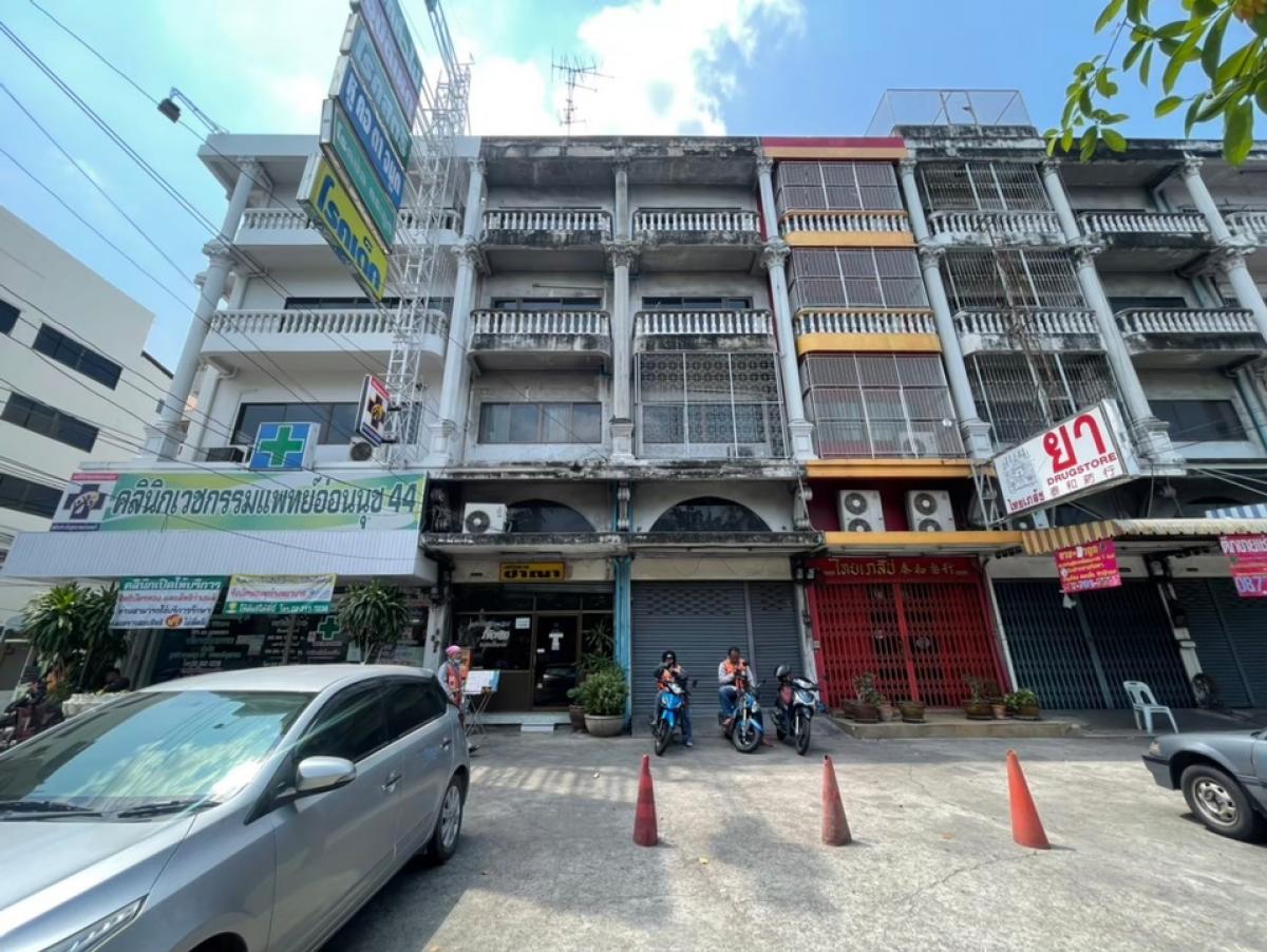 Urgent sale **Shophouse at the entrance of Soi On Nut 44, 7.5 million