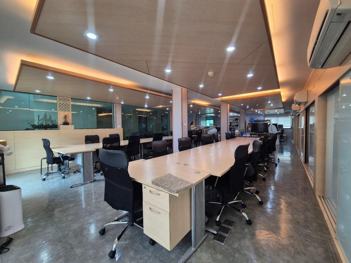👋For rent: OFFICE space, size 65 sq m, 3rd floor, Silom location, near Wat Khaek🔥
