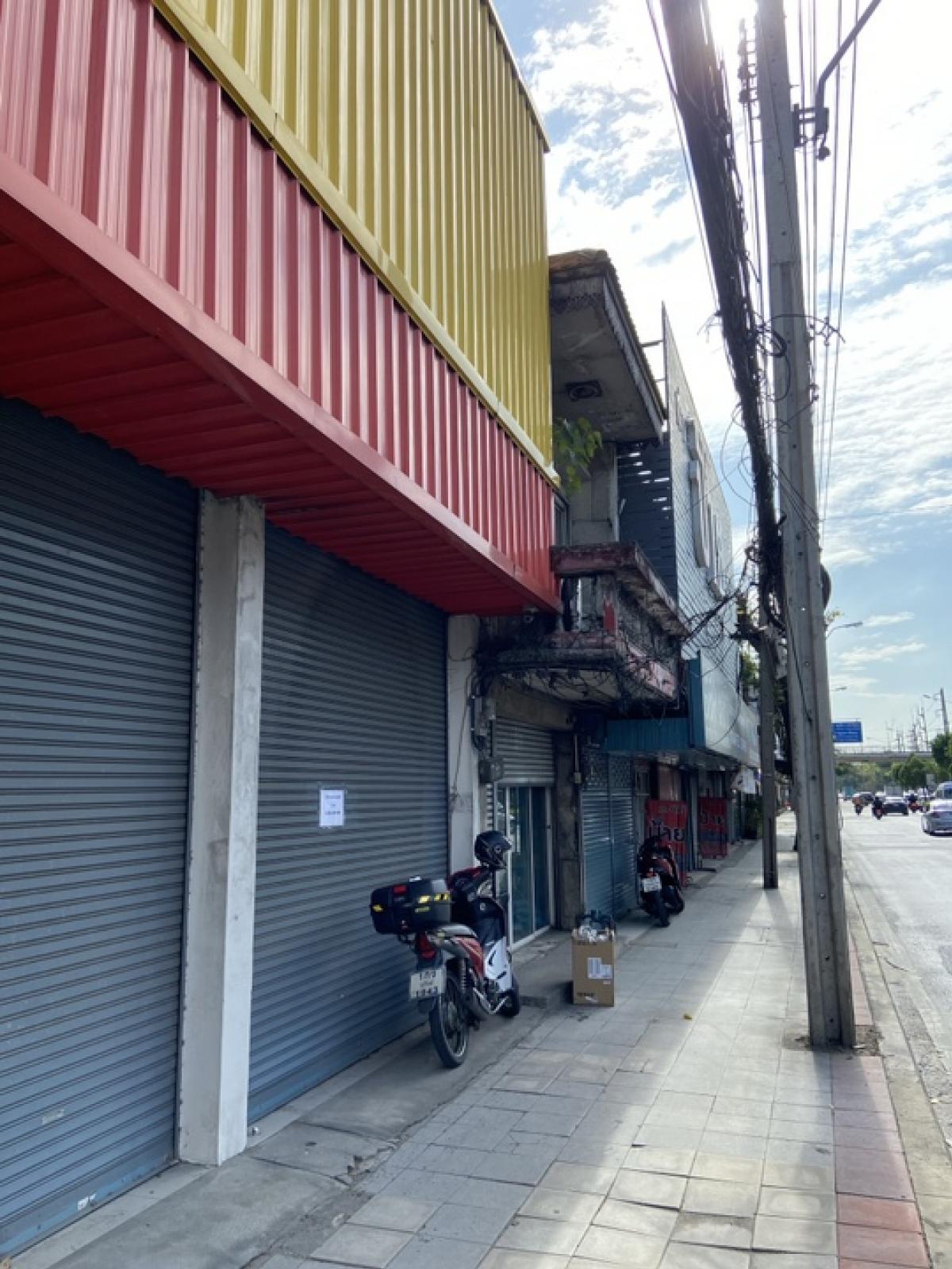 Commercial building for rent on Wong Sawang Road, total area over 180 sq m. Commercial building for rent on Wong Sawang Road, total area over 180 sq m.