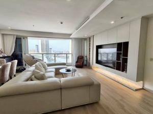 Living in luxury project with huge river view and Icon Siam, corner unit, long balcony, fully furnished
