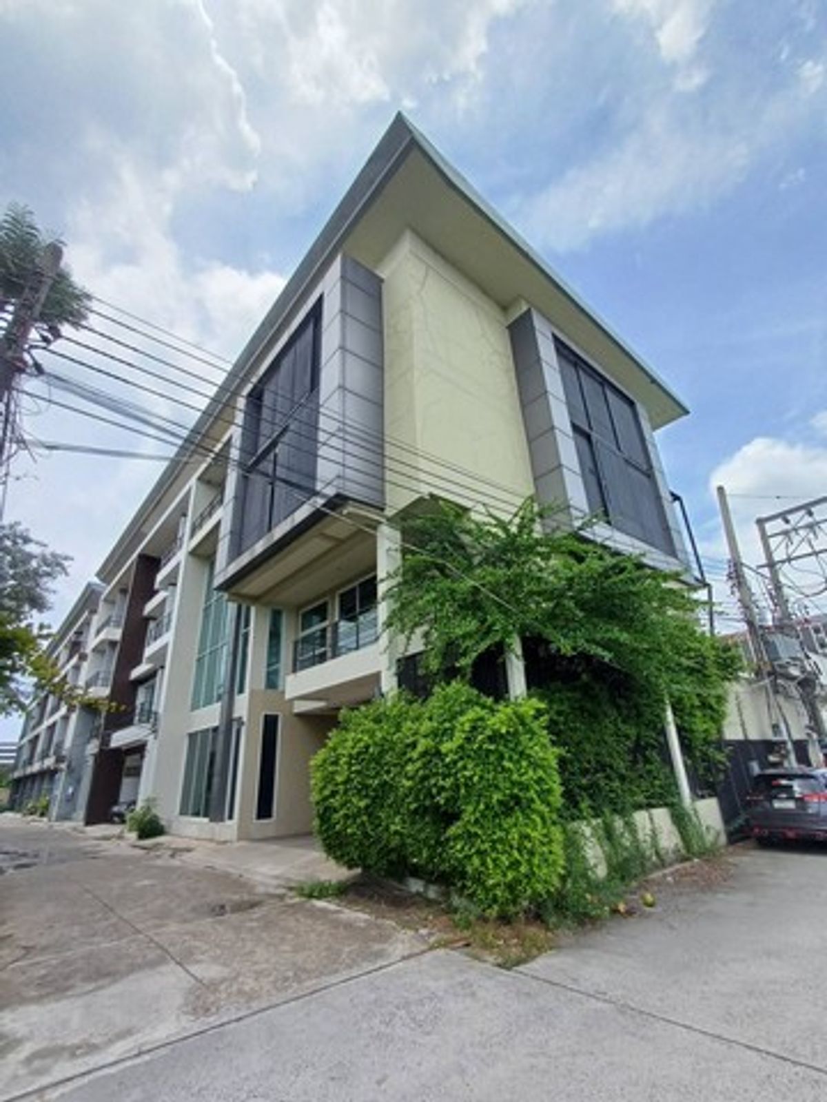 ให้เช่าโฮมออฟฟิต4ชั้นห้องมุม 600 ตร.ม.ย่านรามอินทราใกล้แฟชั่นไอแลนส์,MRTวงแหวนรามอินทรา สามารถจดทะเบียนบริษัทได้