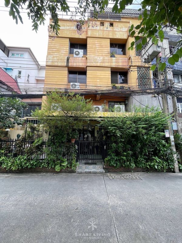 4-Storey Commercial Building in Vibhavadi–Ladprao — One Property, Multiple Business Opportunities Near Central Ladprao