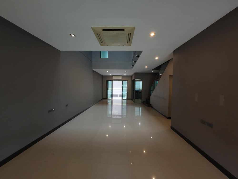 ♦ Luxury Townhome ♦ 3 ชั้น 2 ห้องนอน 4 ห้องน้ำ | 29.50 ตร.ว. 220.00 ตร.ม. | ใกล้ เซ็นทรัล รามอินทรา 17 นาที, ม.ศรีปทุม 15 นาที – รูปที่ 2
