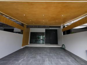 ♦ Luxury Townhome ♦ 3 ชั้น 2 ห้องนอน 4 ห้องน้ำ | 29.50 ตร.ว. 220.00 ตร.ม. | ใกล้ เซ็นทรัล รามอินทรา 17 นาที, ม.ศรีปทุม 15 นาที