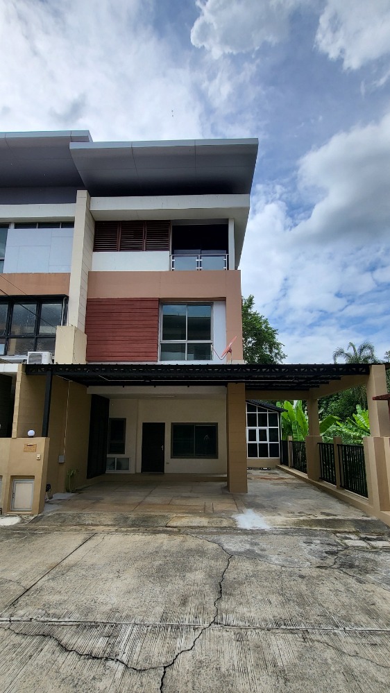 ขายทาวน์โฮม 3 ชั้น หมู่บ้านภัทรโมทาวน์ (Mo Town) ใกล้รถไฟฟ้าสีชมพู สถานีแจ้งวัฒนะ-ปากเกร็ด 28(หน้าเซ็นทรัลแจ้งวัฒนะ) ใกล้ทางด่วน โทร. 0821055570, 0818444736