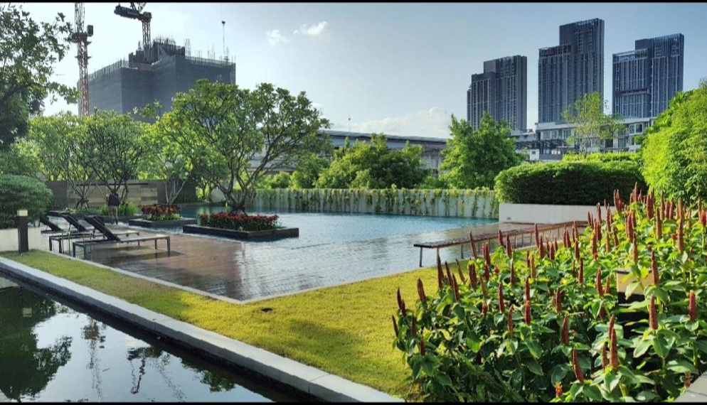 Beautiful condo for sale, good location, The Room Sukhumvit 62, 4th floor, area 45 square meters, price 5 million baht (negotiable), contact Khun Pui 08-9920-9893