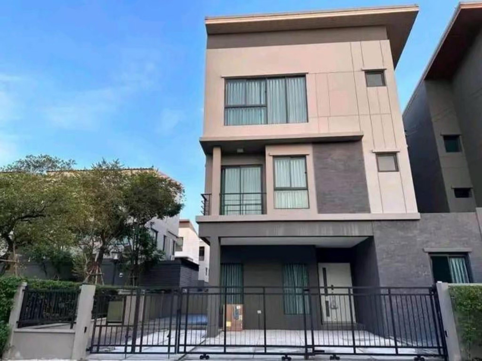 *For rent: House in the middle of the city, Ram Intra 83 Station, luxury style, 3 floors, corner house, garden view, ready to move in *For rent: House in the middle of the city, Ram Intra 83 Station, luxury style, 3 floors, corner house, garden view, ready to move in