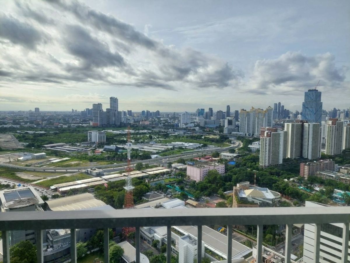 For sale urgently Noble revolve ratchada 1 bedroom 1 bathroom new never rented