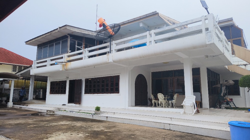 บ้านทำเลเมือง แนวรถไฟฟ้า บนถนนลาดพร้าว, กรุงเทพ