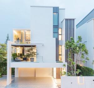 For rent: 3-storey VIVE Krungthep Kreetha, 86 sqw., 4 bedrooms, elegantly-furnished.