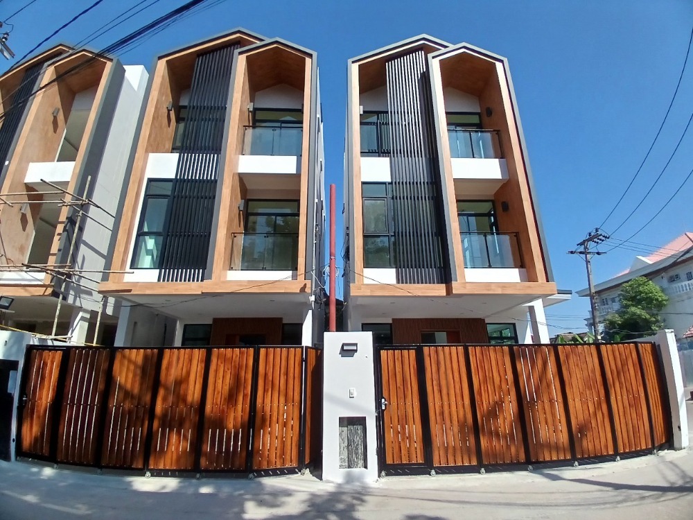 Open for booking, new project!! Single house in the city center, near MRT, BTS Huai Khwang, Sutthisan, Ratchada, Rama 9, Asoke, Din Daeng, starting price only 7.25 - 14.15 million baht. Open for booking, new project!! Single house in the city center, near MRT, BTS Huai Khwang, Sutthisan, Ratchada, Rama 9, Asoke, Din Daeng, starting price only 7.25 - 14.15 million baht.