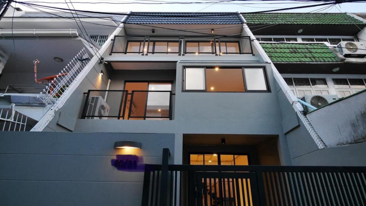 📢👇Sell with tenant til 2028
Urgent! 3-Storey Townhouse in Ekkamai. 3 Bedrooms / 3 Bathrooms 16.7MB with tenant. Attractive Yield: 6.3%
