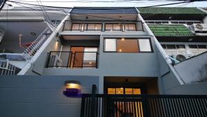 📢👇ขาย พร้อมผู้เช่า ถึง2028 
Townhouse 3 ชั้น ในพื้นที่ เอกมัย เหมาะแก่การลงทุนปล่อยเช่า 
 ขาย Townhouse เอกมัย 3 ชั้น 3 ห้องนอน 3 ห้องน้ำ 16.7 ล้านบาท รับ Yield 6.3%