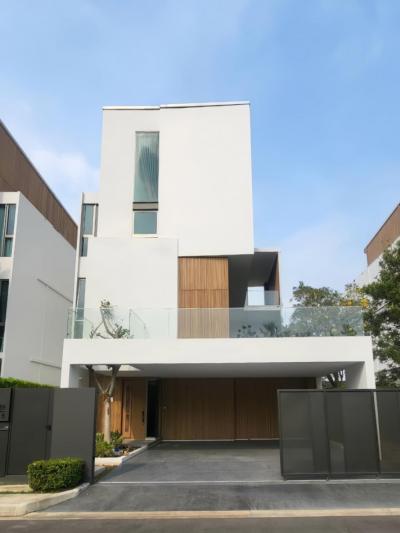 For rent: VIVE Rama 9 house, 3-storey detached house, near Club House, area 72 sq m., usable area 324 sq m., 3 bedrooms, 4 bathrooms, parking for 3 cars.