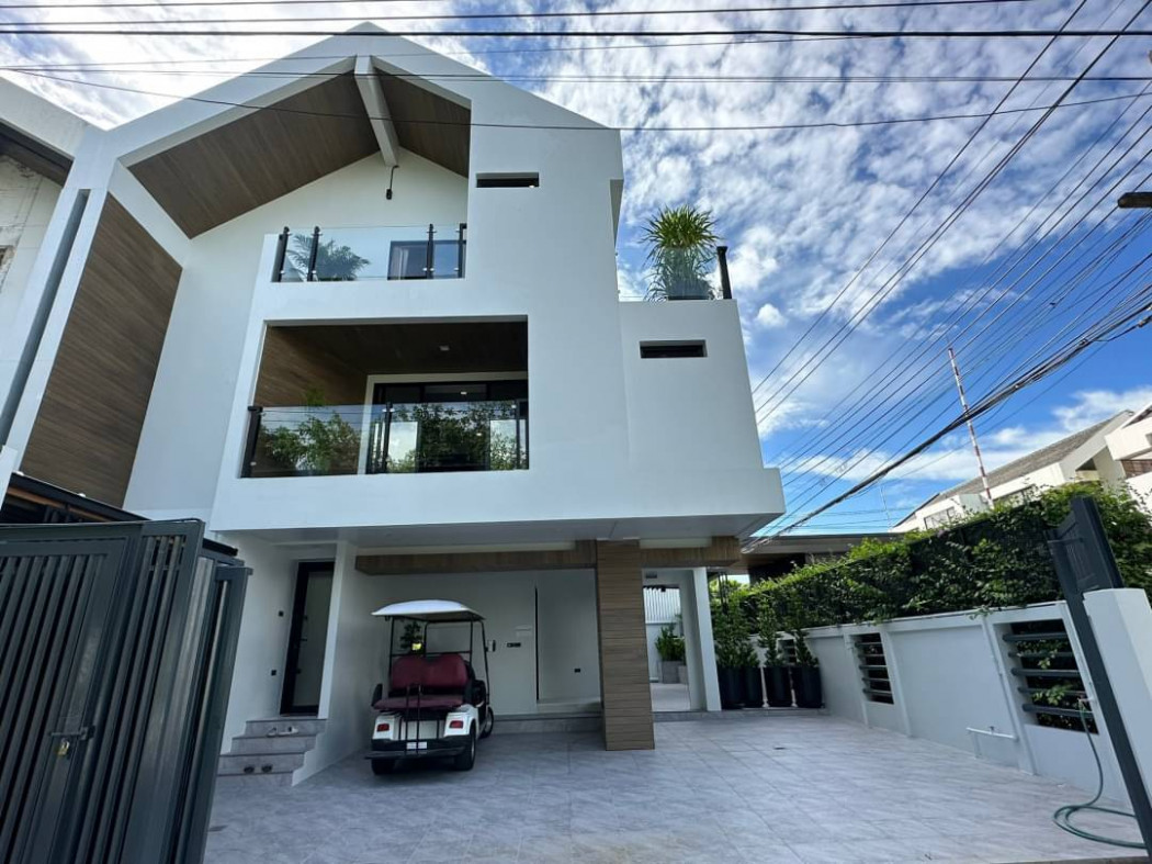 For rent: Single house, Modern Panya Pattanakarn Village, 5 bedrooms, near Thonglor