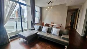 📢👇Living in Em District ( Emporium, EmQuartier, Emsphere) near BTS Phromphong, nice decoration , fully furnished furnish, ready to move in