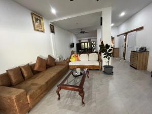 For sale - for rent, 2-storey townhouse, ready to move in, 30 sq m., usable area 120 sq m., near hospital, school, department store