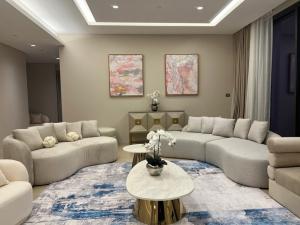 คอนโดหรูให้เช่าและขาย The Residences at Sindhorn Kempinski หลังสวน ใจกลางเมือง ขนาดกว้าง 356 ตร.ม 5 ห้องนอน 7 ห้องน้ำ เหมาะสำหรับนักลงทุนและผู้มองหาคอนโดพรีเมียม Bangkok