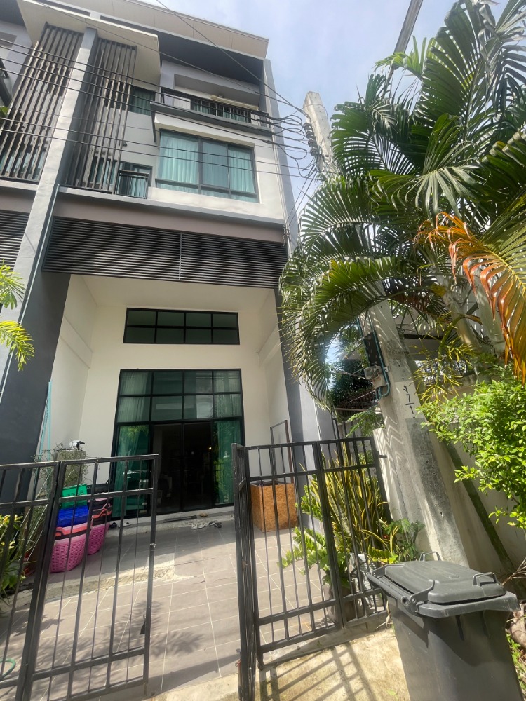 For sale: 3 and a half storey townhouse, corner unit, City Link Village, Rama 9-Srinakarin (SAV421) For sale: 3 and a half storey townhouse, corner unit, City Link Village, Rama 9-Srinakarin (SAV421)