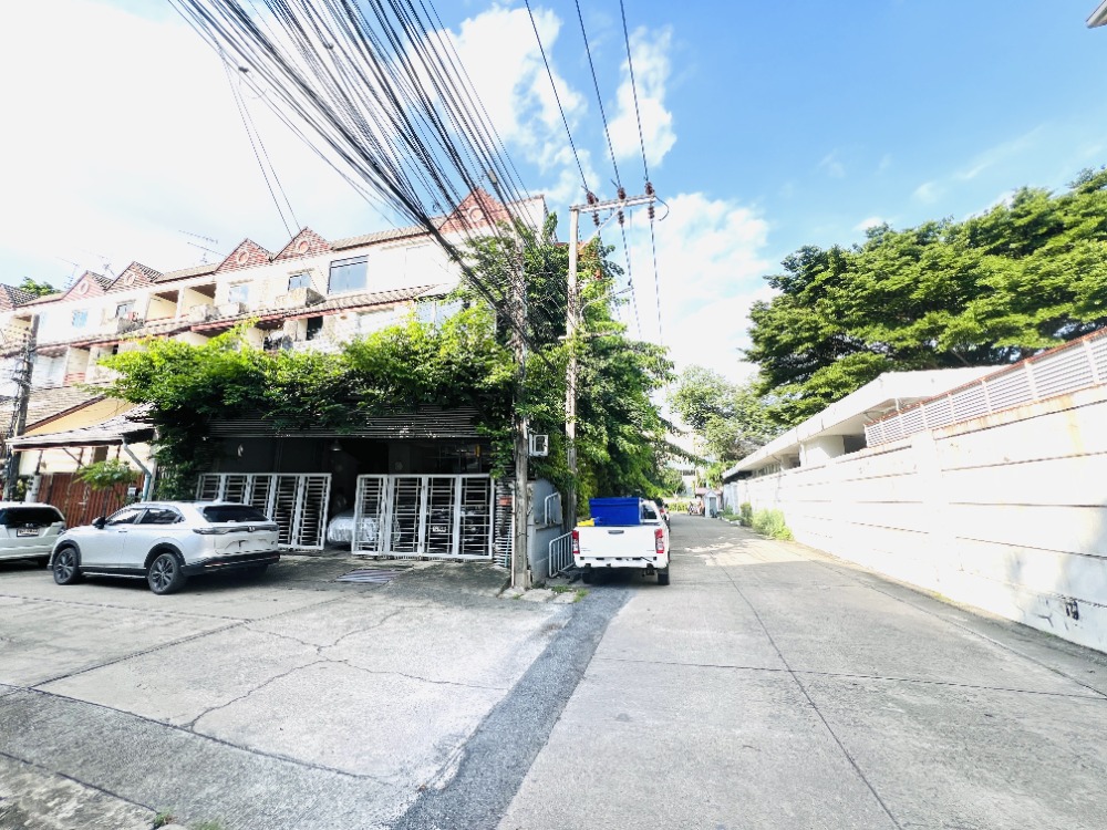 Commercial building for sale, Phatthanakan 44, near BTS Phatthanakan Intersection, corner building Commercial building for sale, Phatthanakan 44, near BTS Phatthanakan Intersection, corner building